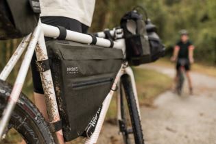BROOKS Scape Feed Pouch